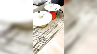 小美女爱诱惑美穴清纯萝莉萌妹大尺度秀，无毛逼逼没穿内裤，单腿丝袜手指揉搓阴蒂，跪在沙发翘起屁股扭动