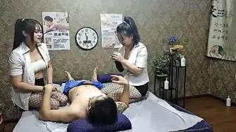 【性爱那点事】按摩店勾搭两个骚女技师玩双飞，黑丝制服诱惑淫声荡语，深喉口交胸推乳交，一边草一边抠真刺激