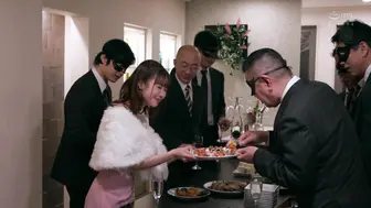 JUQ-284 独家：栗山莉央“群交”！！奶油派串射性爱。绿帽丈夫眼睁睁看着妻子被其他人轮奸！！ #栗山莉緒 #栗山莉绪