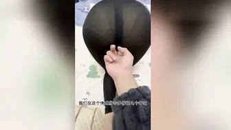 风韵犹存的亲妈在家做瑜伽诱惑儿子，儿子一时没控制住直接脱下亲妈内裤，手指不断往妈妈骚穴探索 大肉棒无套抽插 骚逼被精液射满
