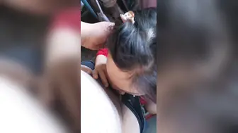 妈妈的逼腥但不臭舌头深入妈妈的花蕊，贪婪地吮吸着 真实乱伦系列