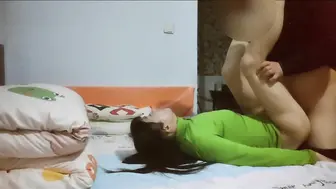 【母子乱伦】畜生儿子兽性大发竟然强上年过花甲的老妈，老妈骚逼被干得“咘咘”直响个不停