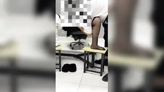 【真实】边开会边足交：舅妈被同事内射