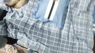 真实家庭乱伦 媳妇打电话殊不知我正在操她妈 我继续猛烈地抽插岳母，让她不要出声，她却一边被我干，一边偷笑