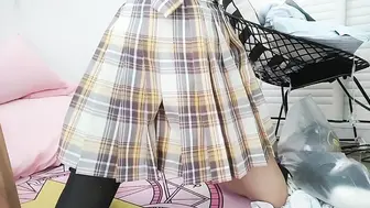 JK小萝莉，可爱又反差下面玩玩巨抓着奶，那饱满的乳房在手中不断变化形状，她淫荡地呻吟着，享受着自慰带来的快感。