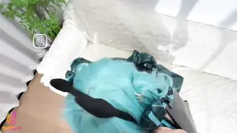 [糖心Vlog] COS初音未来小浣熊遭遇变态尾随强奸舔脚足交中出 - 樱花小彤