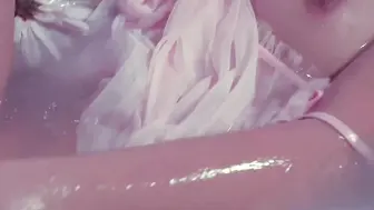 亚籍妹子浴缸湿身自摸道具自慰 玻璃棒抽插手指快速摩擦逼逼
